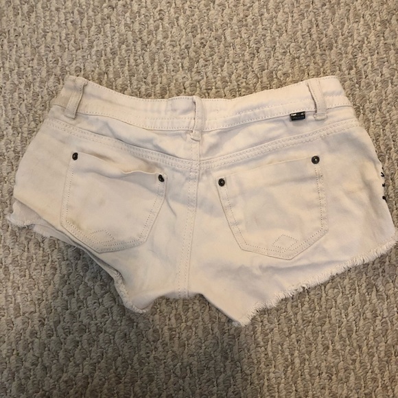 White shorts - Picture 2 of 2